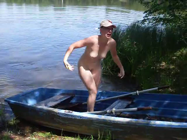 Pissing Hidden at the Beach Girl pissing in Public_656b9b75