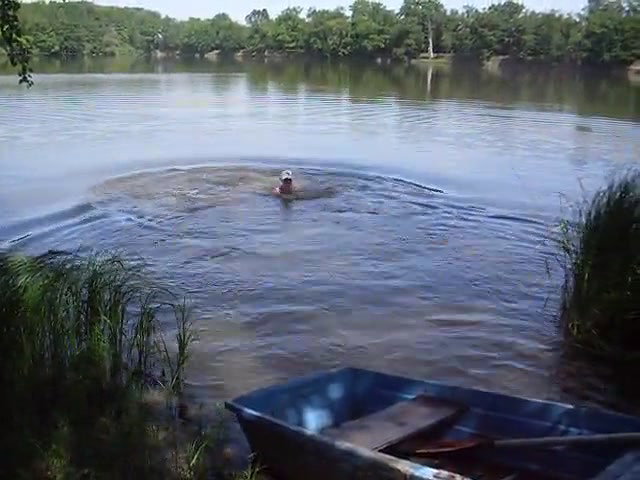 Pissing Hidden at the Beach Girl pissing in Public_656b9b75