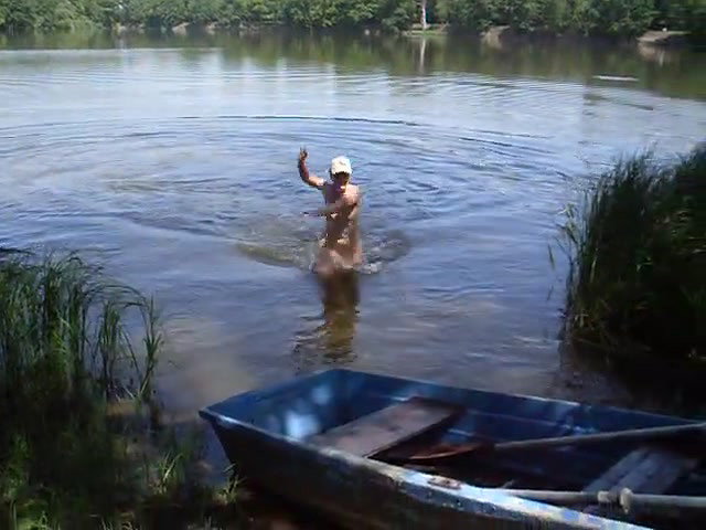 Pissing Hidden at the Beach Girl pissing in Public_656b9b75