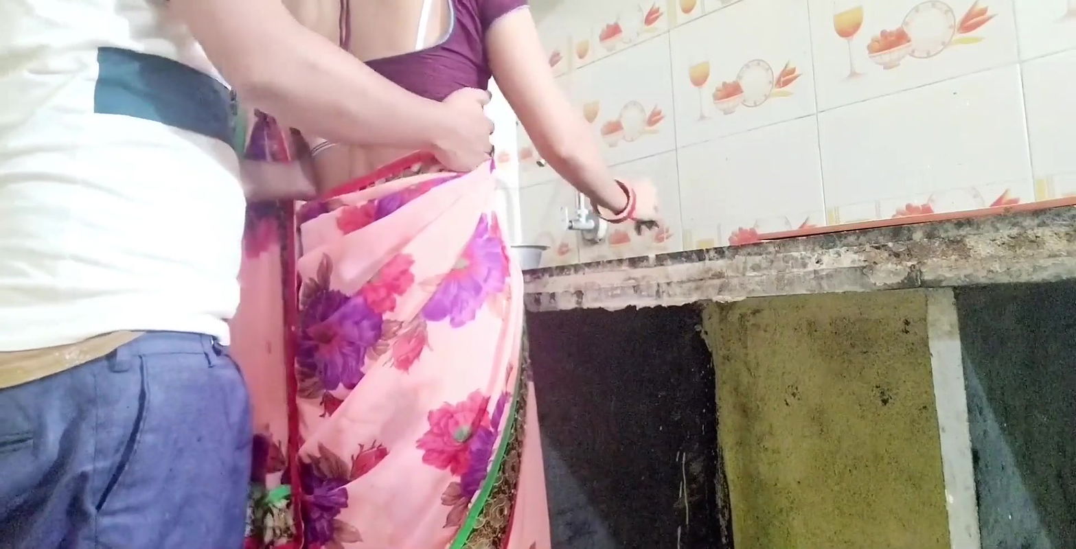 Desi maid ne bartan dhone ke bahane apane Malik ke sath chud gahi.