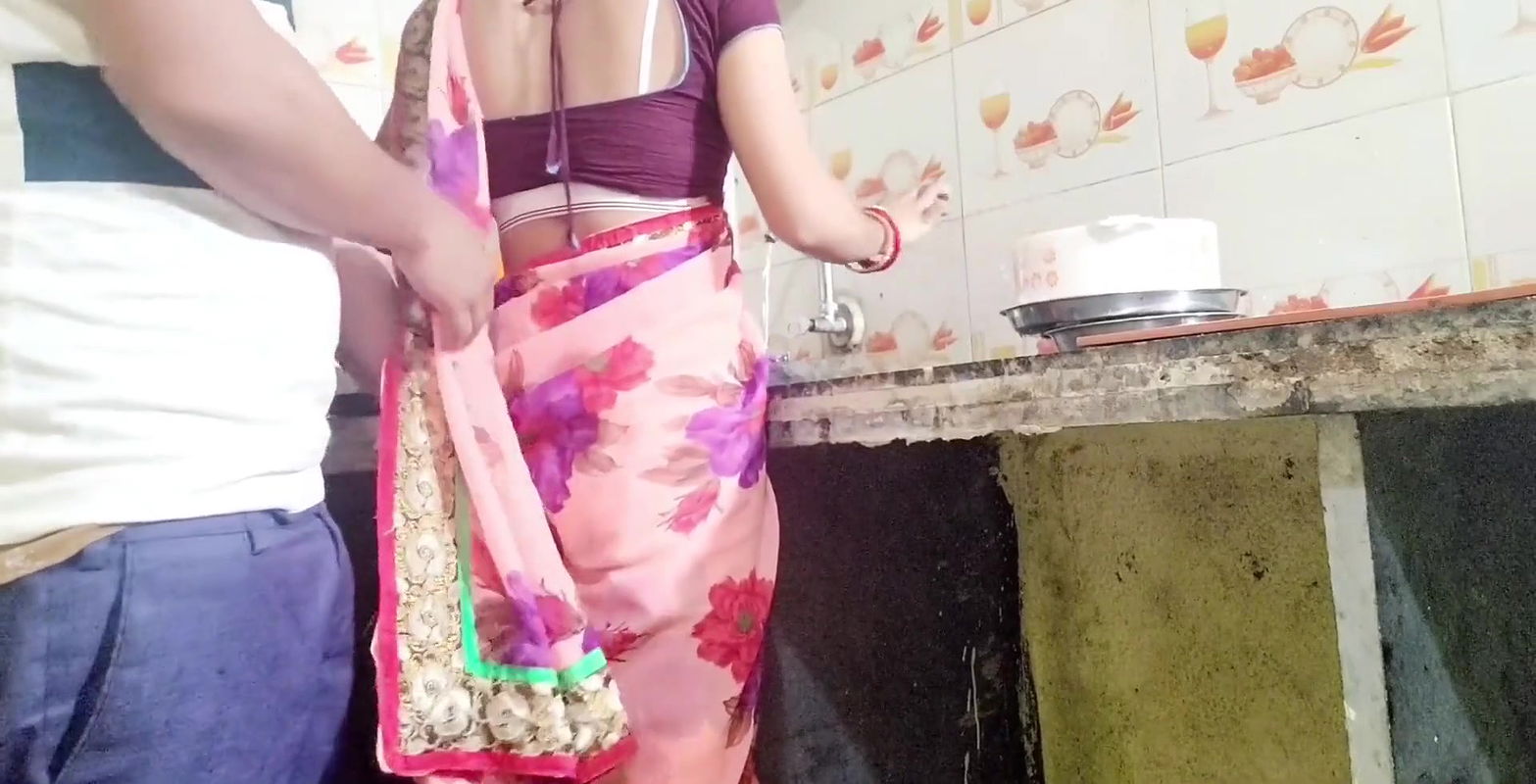 Desi maid ne bartan dhone ke bahane apane Malik ke sath chud gahi.