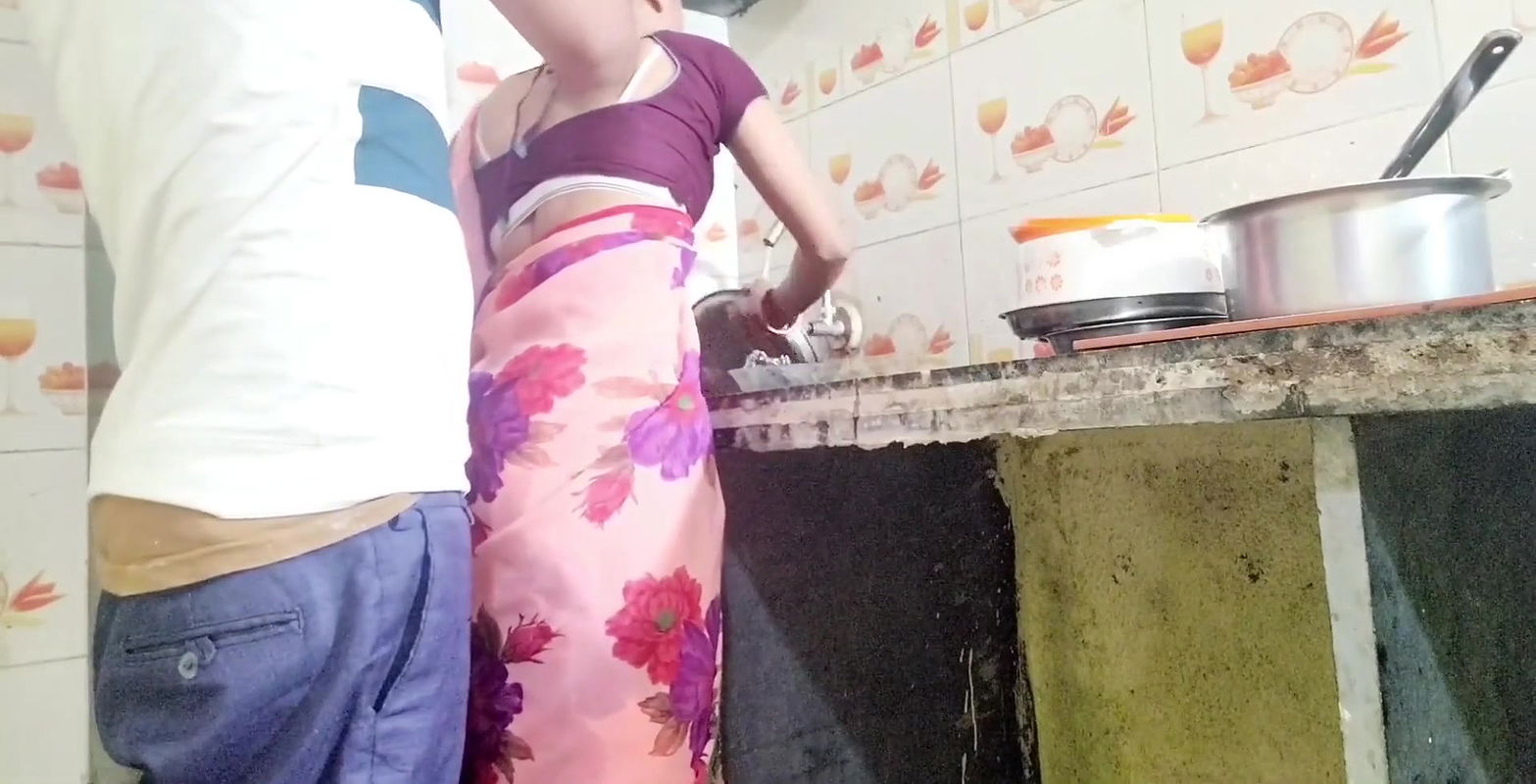 Desi maid ne bartan dhone ke bahane apane Malik ke sath chud gahi.