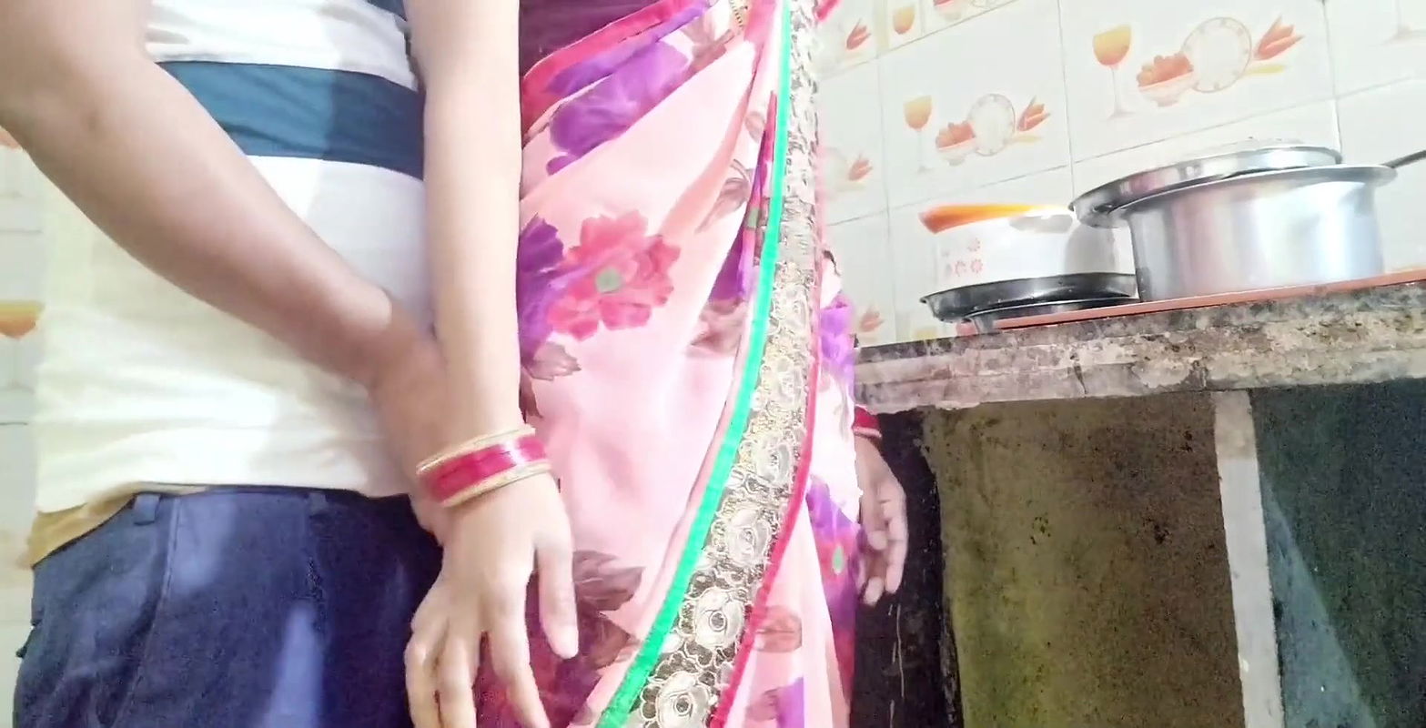 Desi maid ne bartan dhone ke bahane apane Malik ke sath chud gahi.