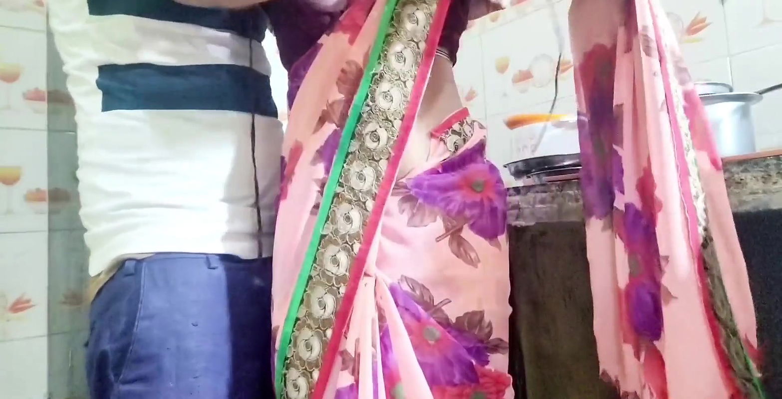 Desi maid ne bartan dhone ke bahane apane Malik ke sath chud gahi.