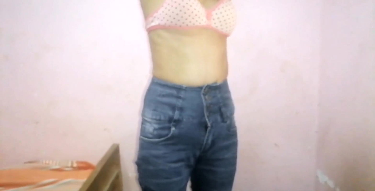 Desi maid ne bartan dhone ke bahane apane Malik ke sath chud.