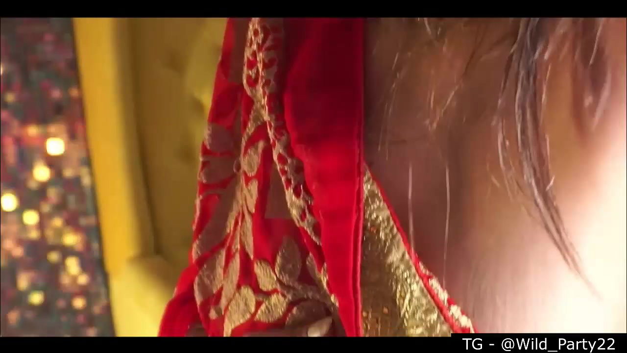 -AyeshaSinghania- (1) show beautiful boobs