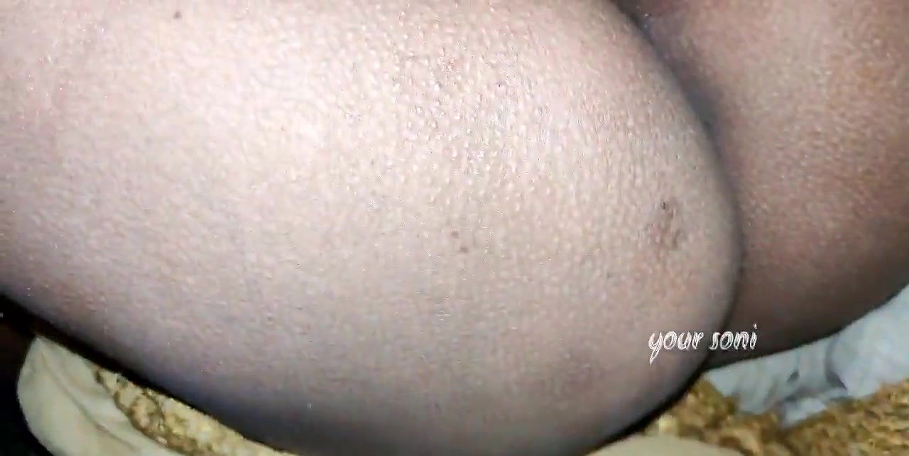 Dever ne soi hui bhabhi ko chupke se gand mari.