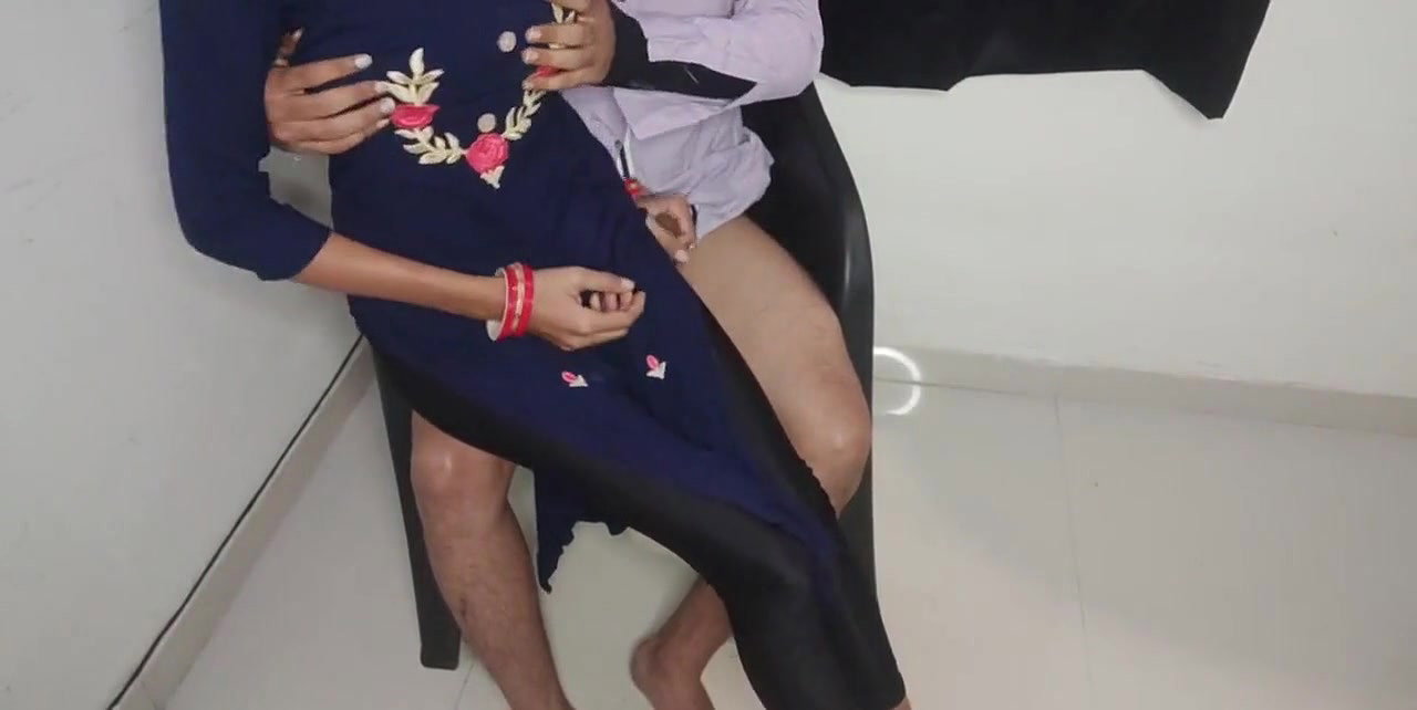 Disha bhabhi fuking with her manager in office at day time.