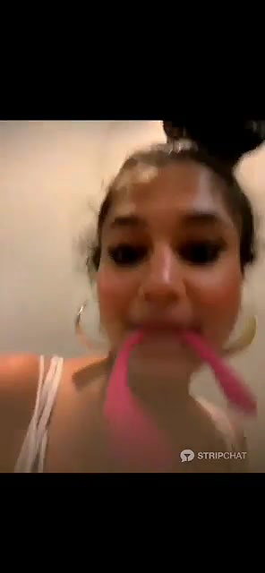 Fuckdolllucy (20) show boobs and pussy in gym