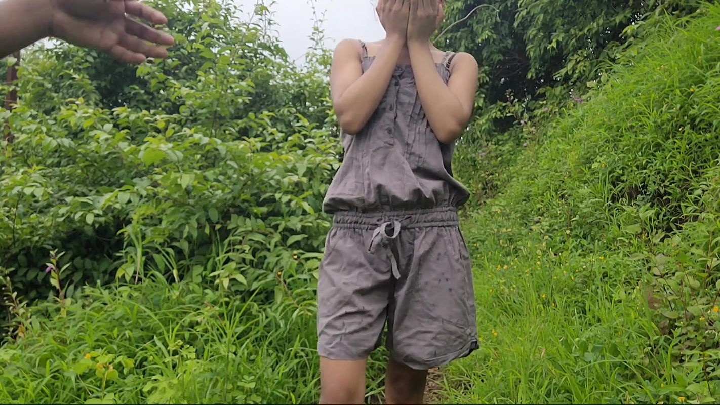 Gav me jakar ladaki ne apne jungal me apane hi yaar ko bulakar choda.