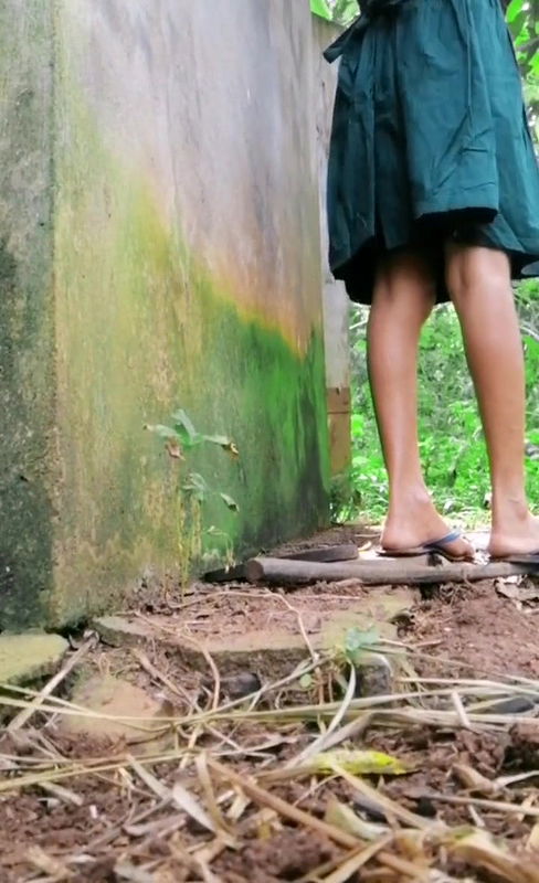 Ghagra pahankar apane hi ghar me apne yaar se chudai ki.