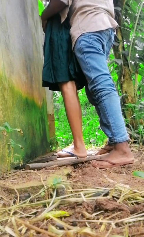 Ghagra pahankar apane hi ghar me apne yaar se chudai ki.