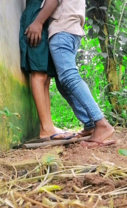 Ghagra pahankar apane hi ghar me apne yaar se chudai ki.