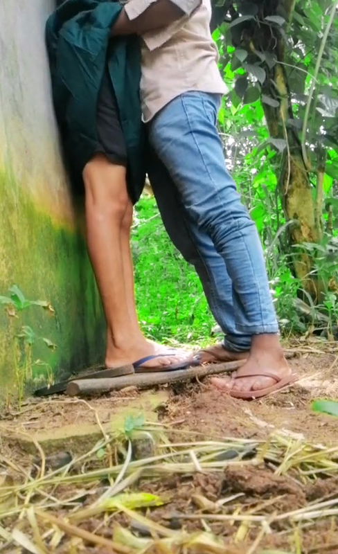 Ghagra pahankar apane hi ghar me apne yaar se chudai ki.