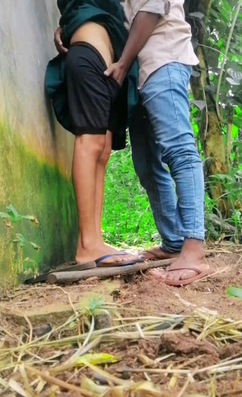 Ghagra pahankar apane hi ghar me apne yaar se chudai ki.