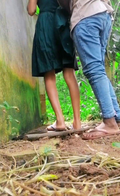 Ghagra pahankar apane hi ghar me apne yaar se chudai ki.