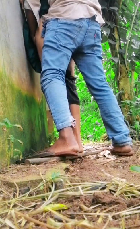 Ghagra pahankar apane hi ghar me apne yaar se chudai ki.