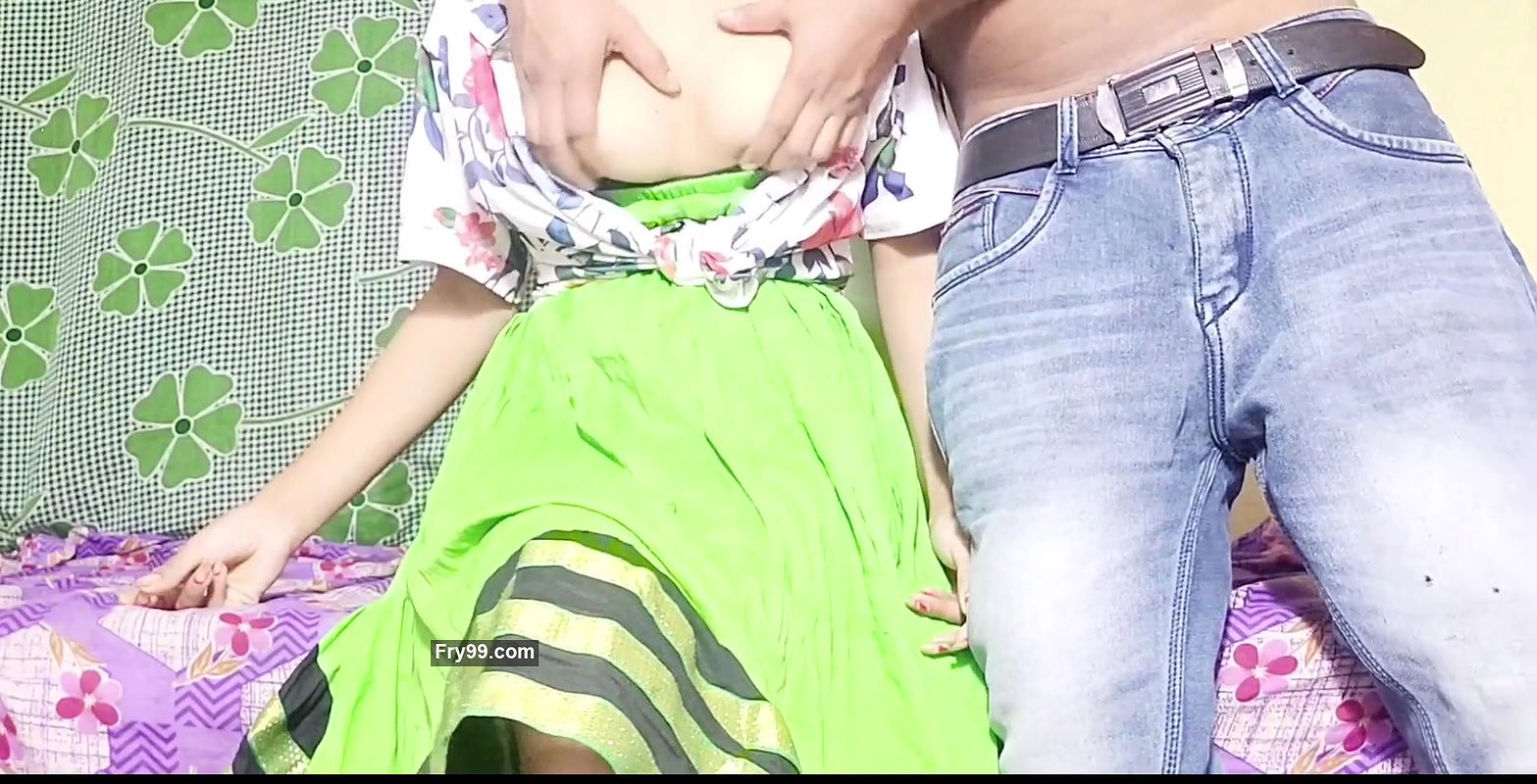 Hara ghagara pahankar bhabhi kya Kamal lagati hai isko chodunga.