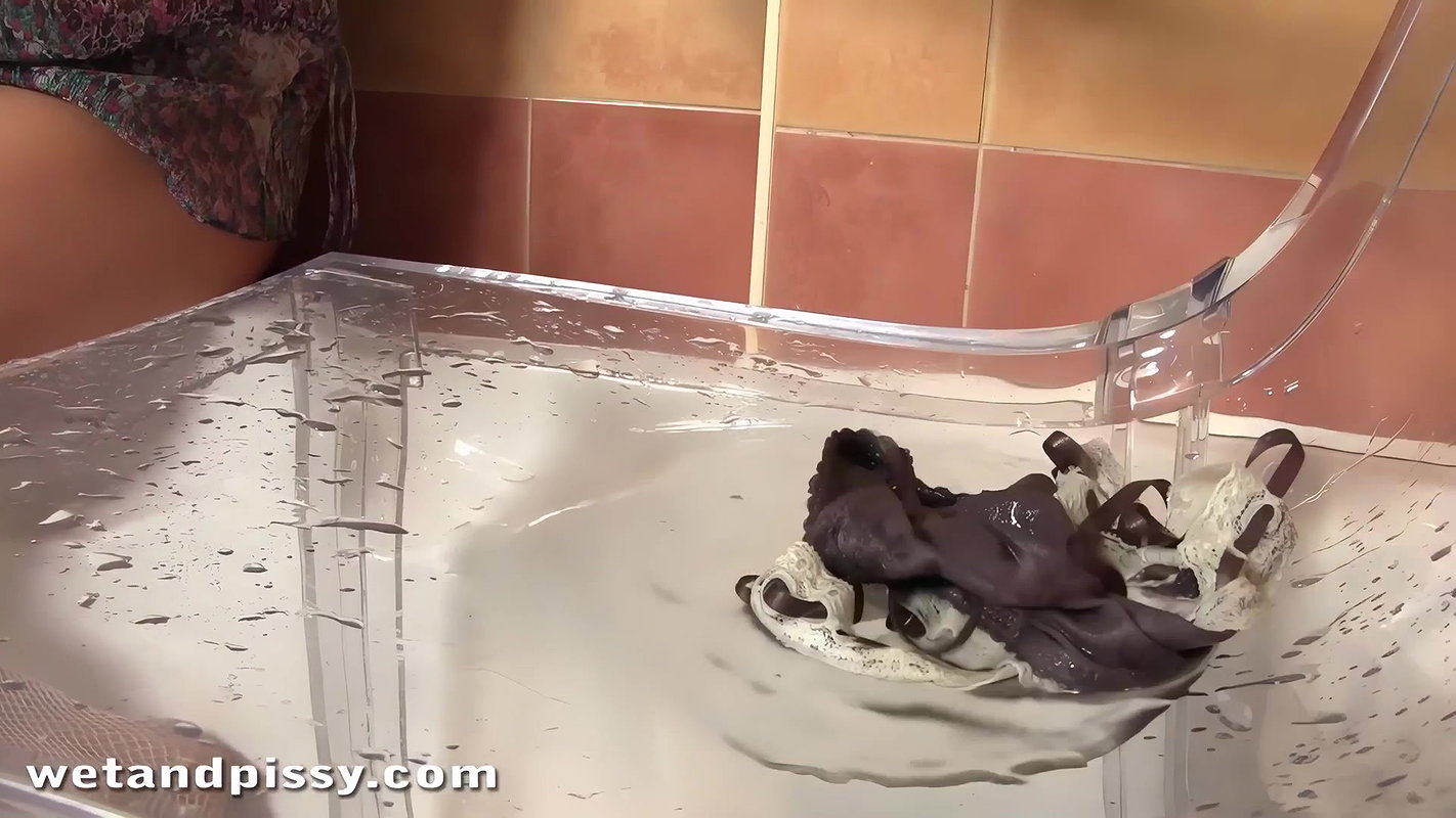 Katty – Wet And Pissy