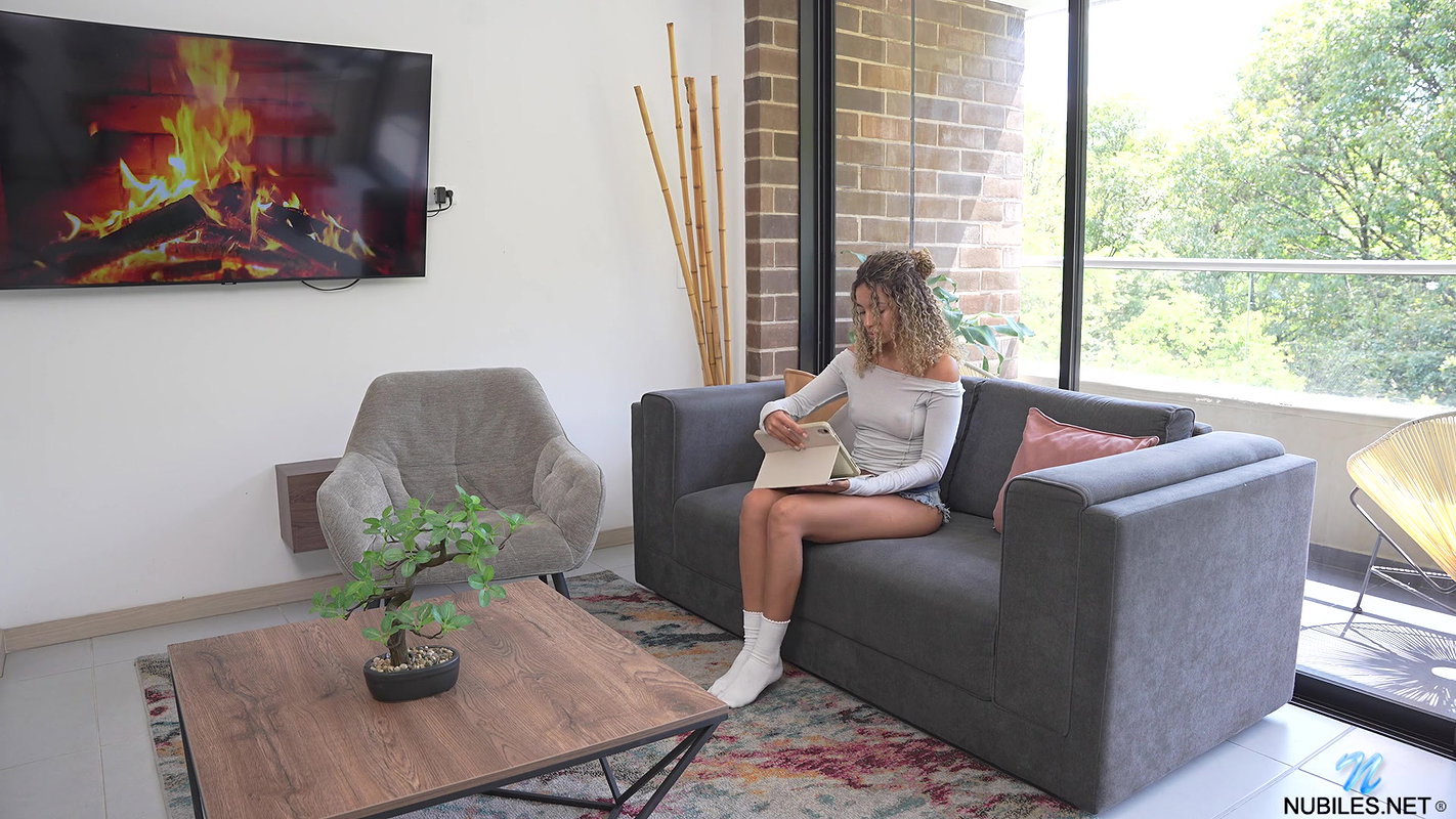 Valery Ponce – Ass Arch