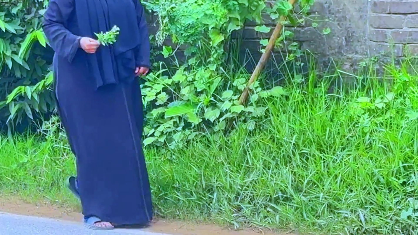 Arab Hot Stepmom Gets Horny After Coming From Road in Hotel Bed & I See Her Big Ass & Start Handjob