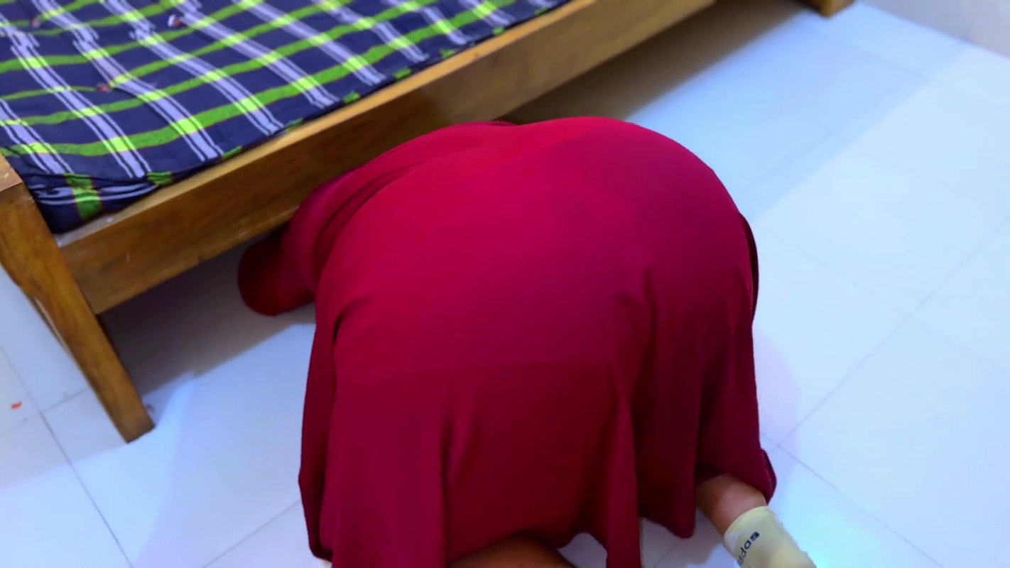 Big Ass Beautiful Arabian Hot Stepmom Stuck Under Bed When She Was Clean Sex Room Before Start Fuck