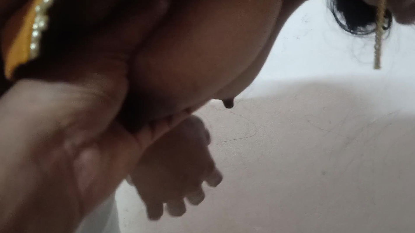 Indian Bhabhi showing boobs.