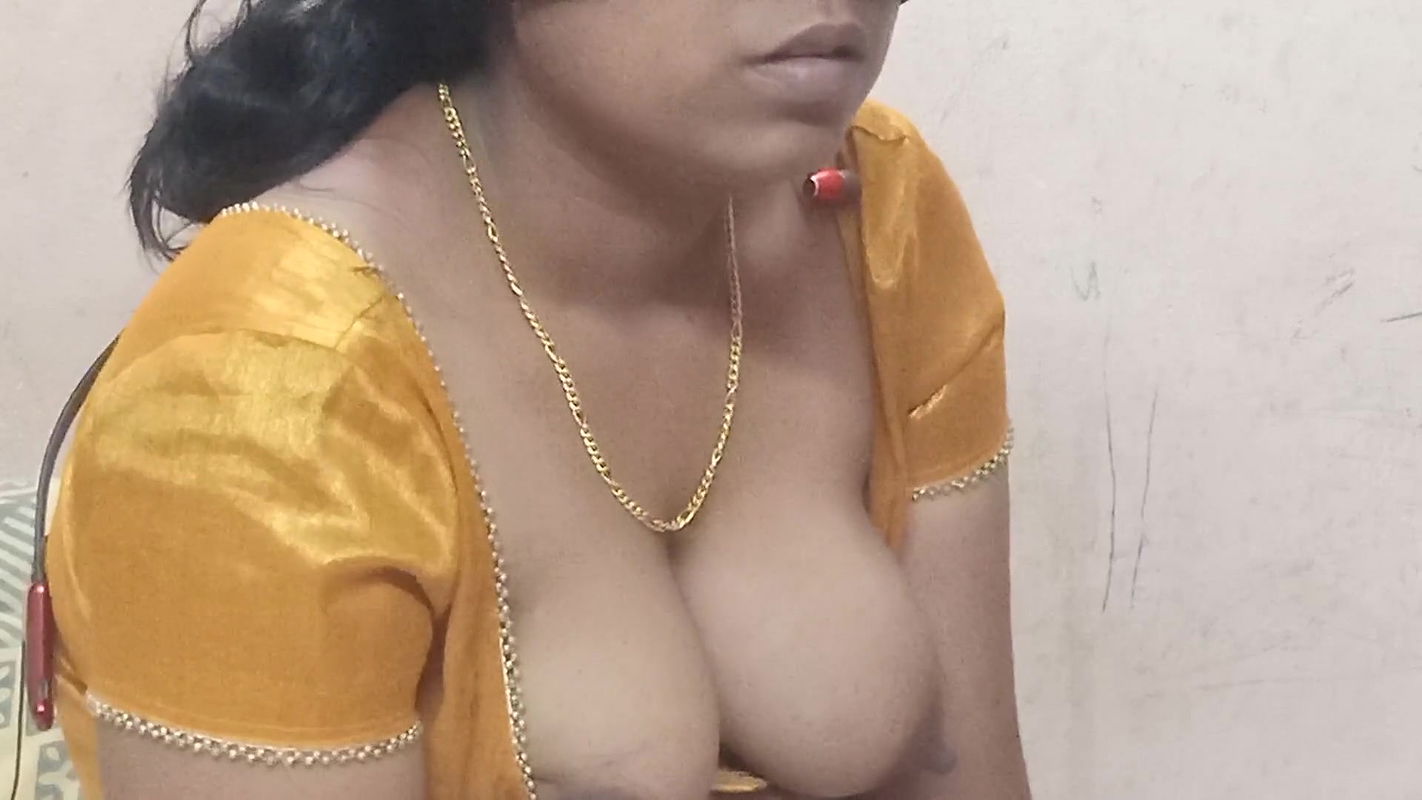 Indian college girl licks friend’s vagina.