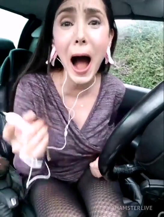 JuliagrosROBERTS 3 hot nipples clamping in car