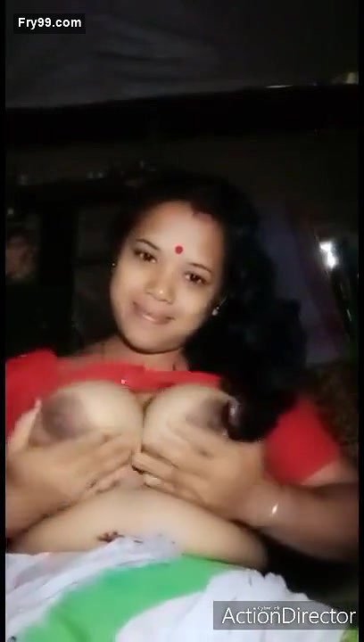 Desi village bhabi show her sexy boobs