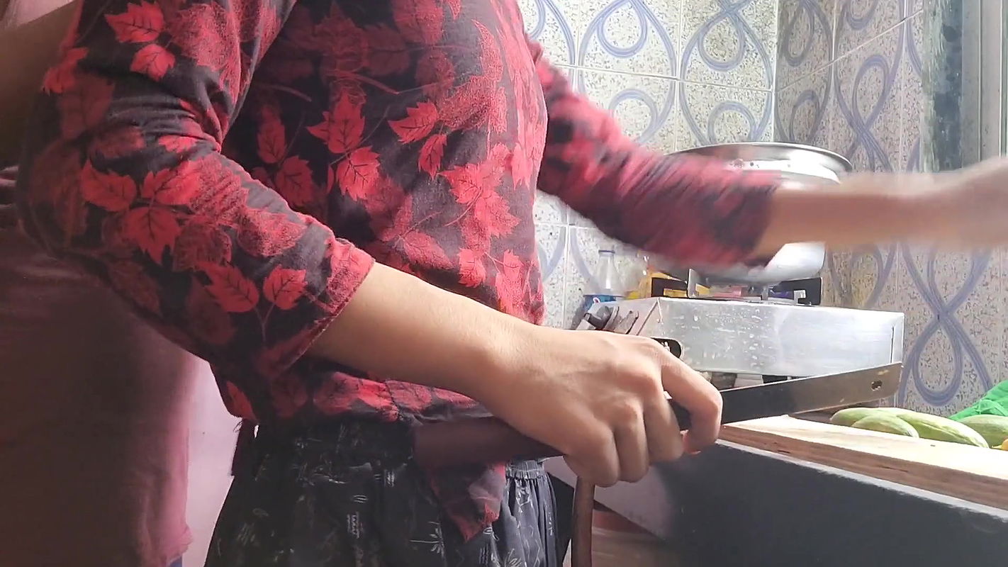 Kitchen me bhabhi ji ko ache se lund ka maja diya devar ne.