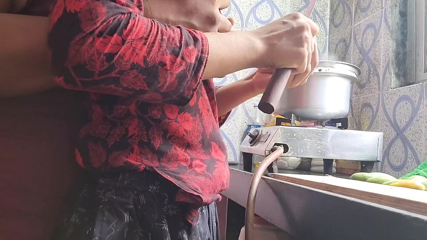 Kitchen me bhabhi ji ko ache se lund ka maja diya devar ne.