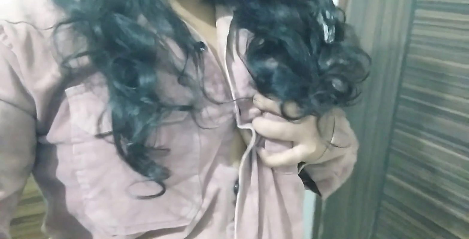 PAISHE LEKAR RASHMI BHABHI NE PADOSI LADKE KO APNI GAND CHOOT OR BOOBS DIKHAYE, indian hot girl pussy showing video call.