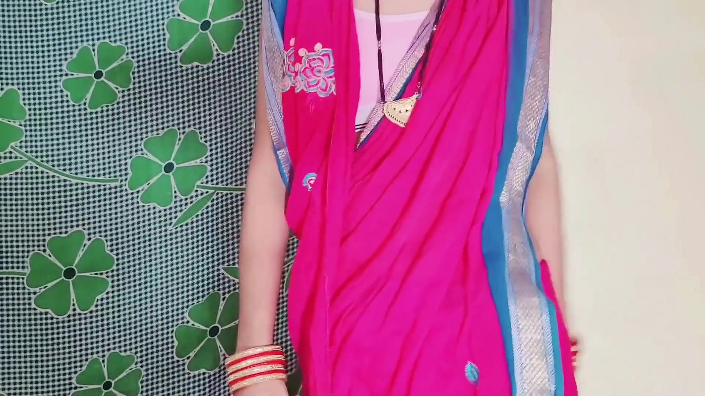 Pink saree pahani hu bhabhi ko apane room me bulakar choda.