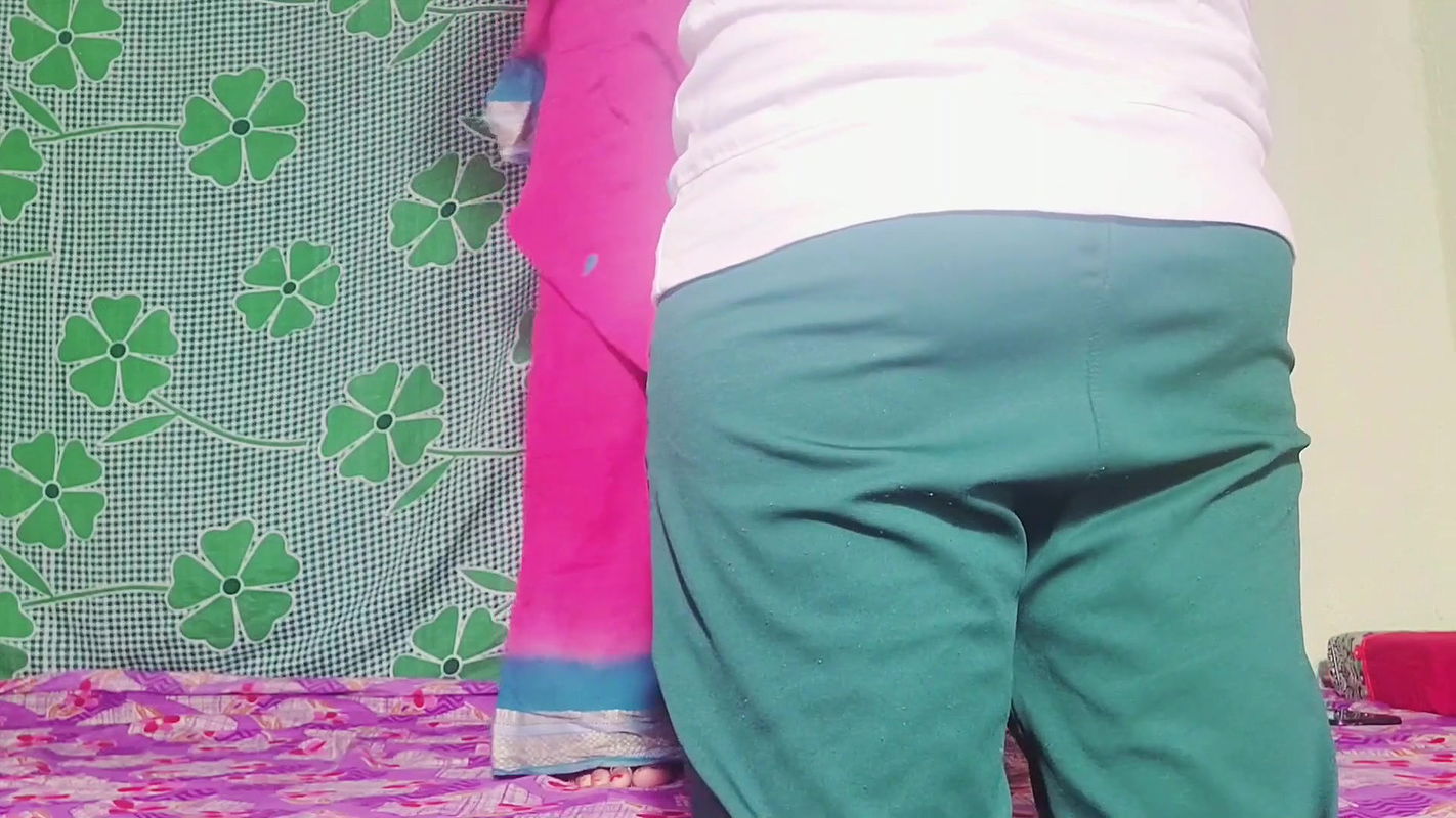 Pink saree pahani hu bhabhi ko apane room me bulakar choda.