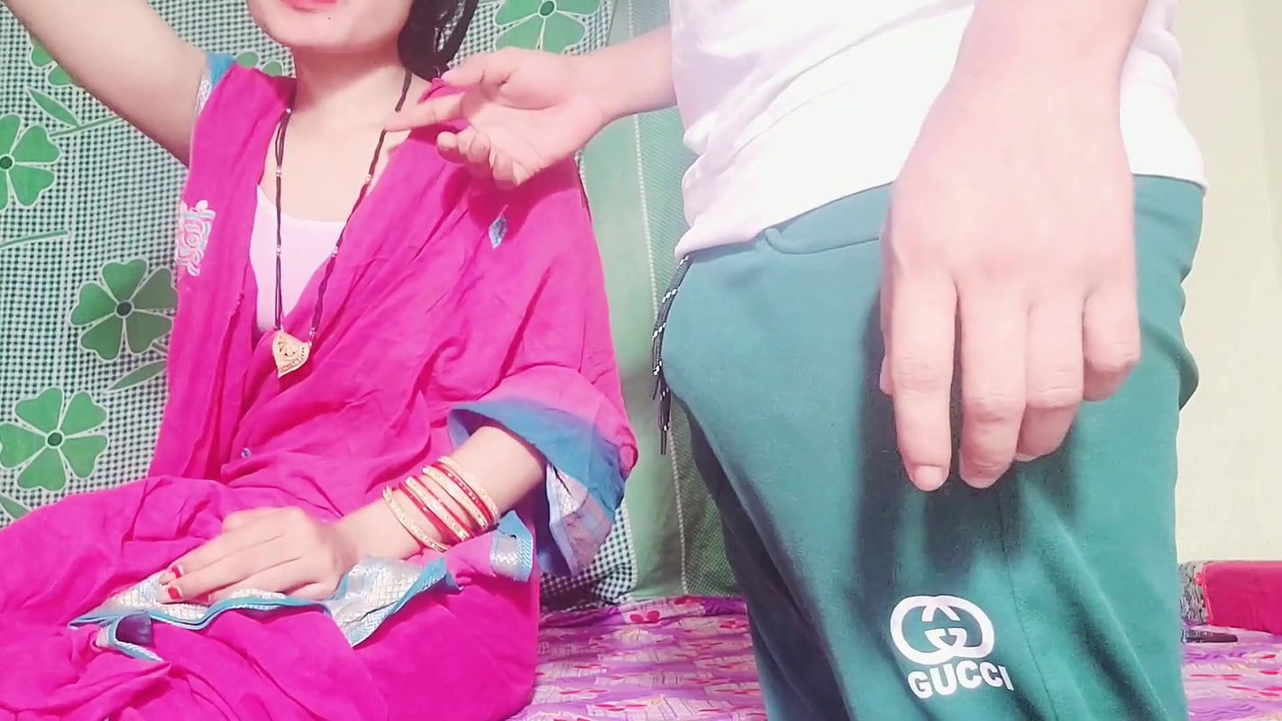 Pink saree pahani hu bhabhi ko apane room me bulakar choda.