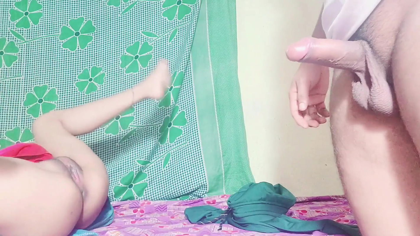 Pink saree pahani hu bhabhi ko apane room me bulakar choda.