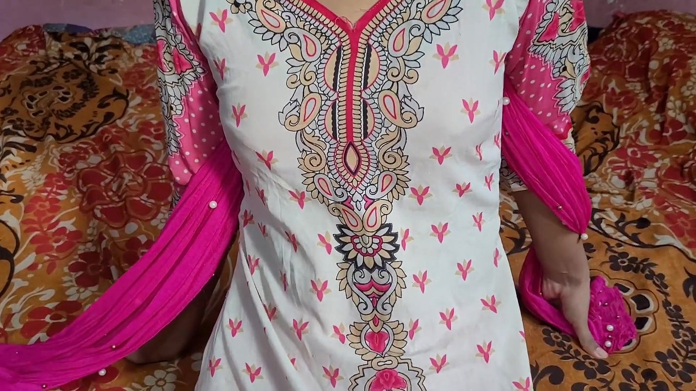 Punjabi ladaki ne salwar pahankar apane yaar se chudwai.