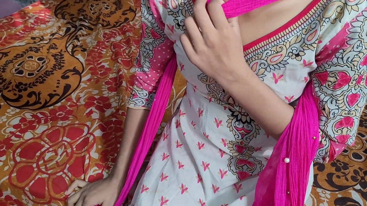 Punjabi ladaki ne salwar pahankar apane yaar se chudwai.