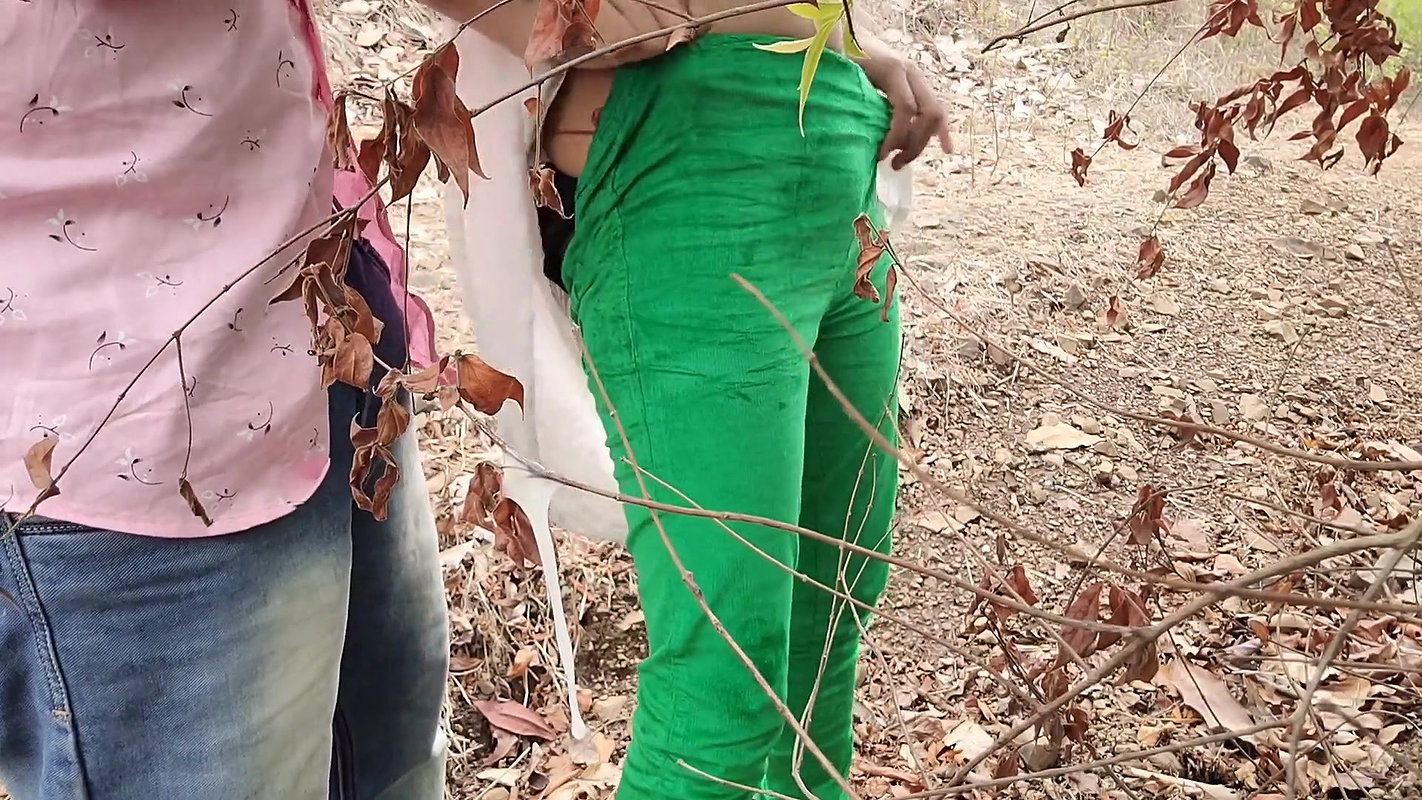 Rand ko jangal me jakar usaki ki chut fad di.