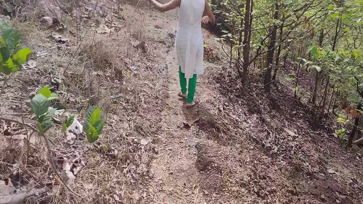 Rand ko jangal me jakar usaki ki chut fad di.