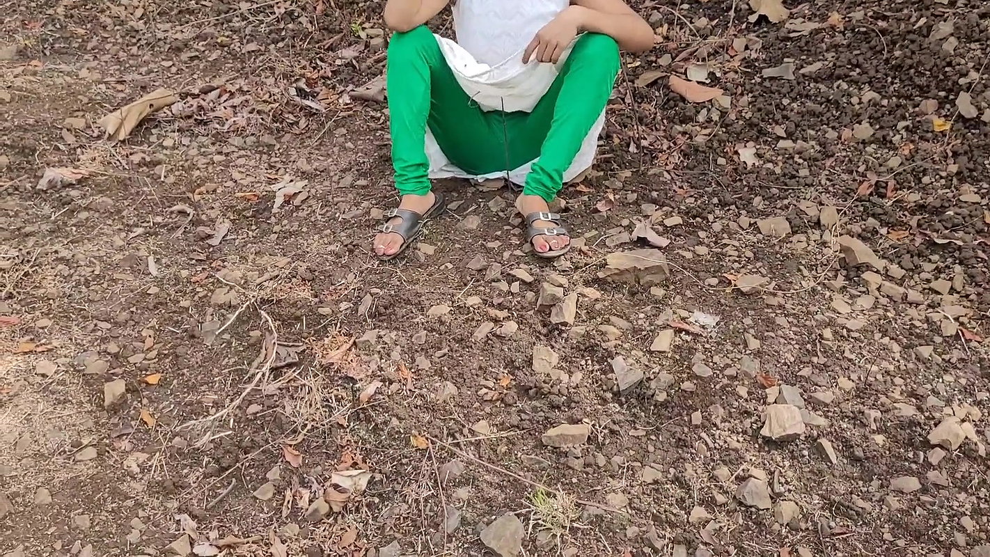 Rand ko jangal me jakar usaki ki chut fad di.