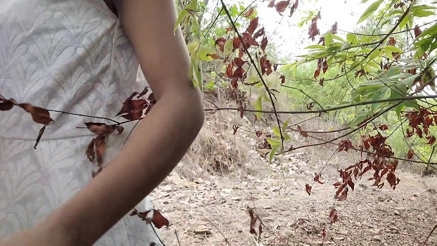 Rand ko jangal me jakar usaki ki chut fad di.