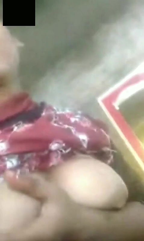 Cute Desi Girl Showing her Boobs