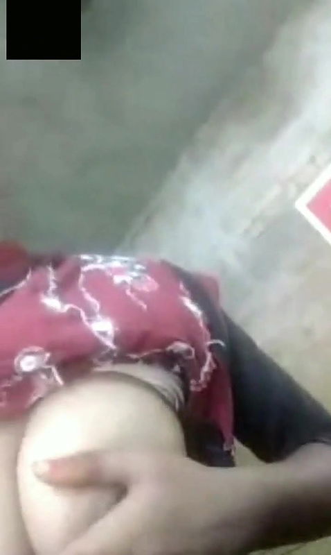 Cute Desi Girl Showing her Boobs