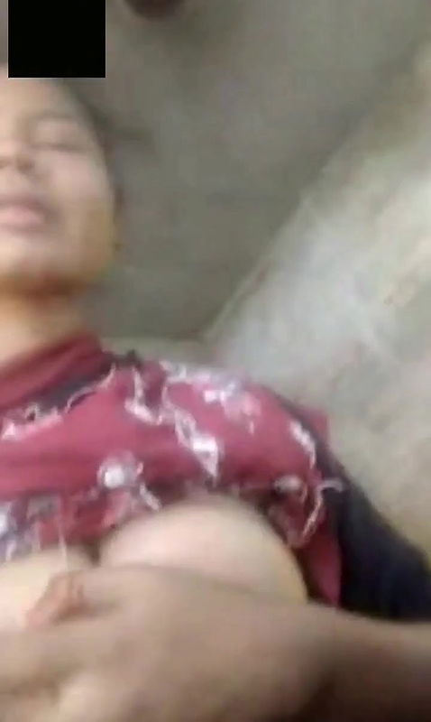 Cute Desi Girl Showing her Boobs