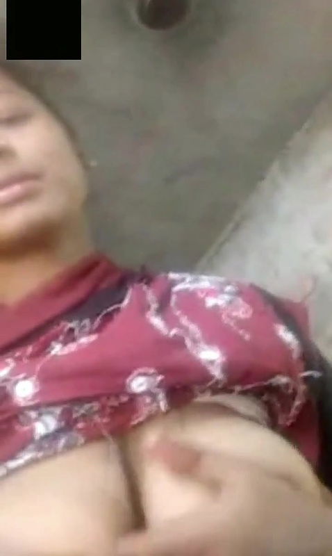 Cute Desi Girl Showing her Boobs