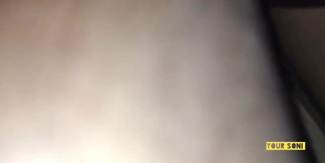 Sasur ne soi Hui akeli bahu ko chupke se pichhe se pela.