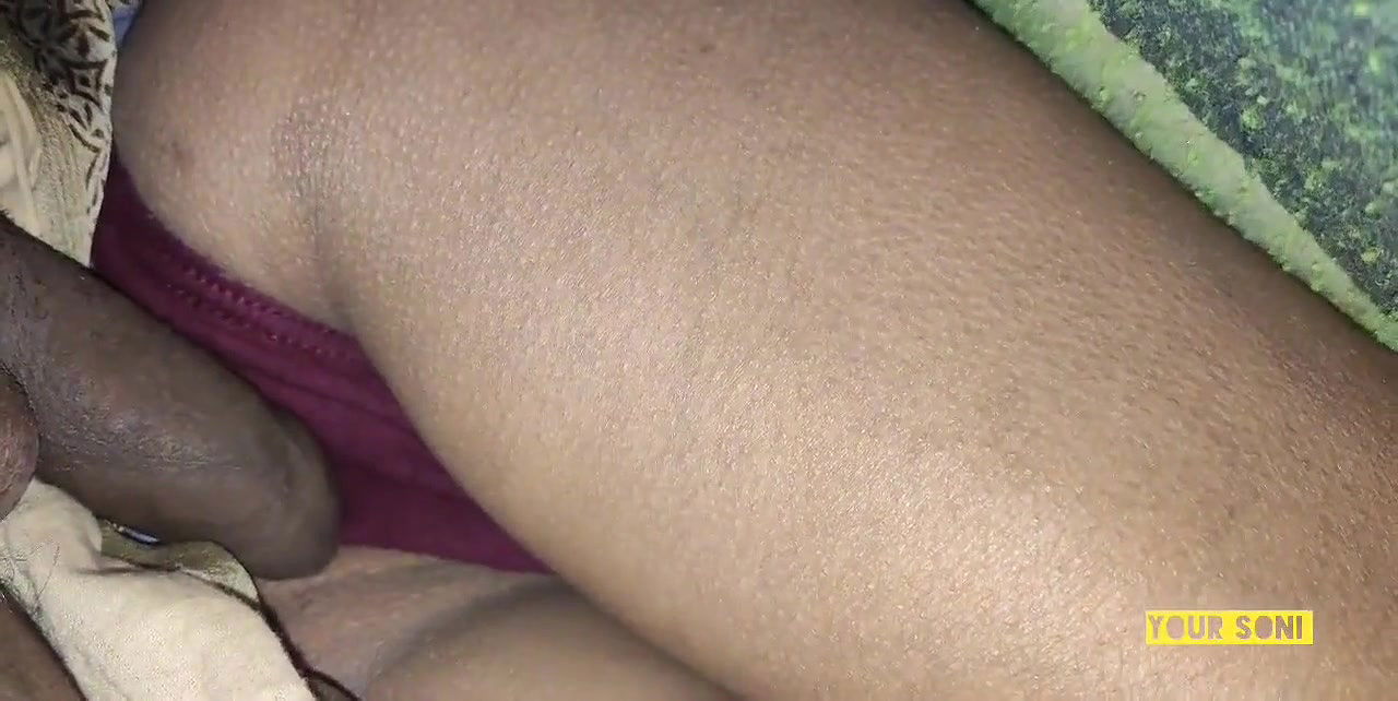 Sasur ne soi Hui akeli bahu ko chupke se pichhe se pela.