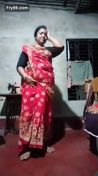 Bengali Boudi Removing Saree And fingering
